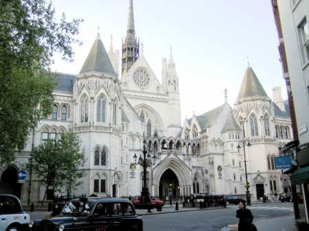 座落于伦敦皇家司法院的上诉法院及高等法院。（维基百科)