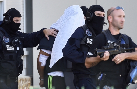 法国警察押送恐怖份子沙里伊。（AFP/Gettyimages）