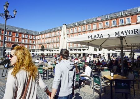 人们在马德里的中心广场主广场享受灿烂阳光。（AFP/Getty Images）