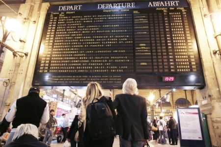 巴黎北站的翻牌式咨询看板（AFP/Getty Images）