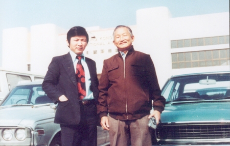 1987年 4 月，李次白二儿子李文谷到香港和其父亲李次白见面留念。