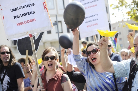 9月5日，西班牙潘普洛纳市人们手举纸船和黑色气球，表示欢迎叙利亚难民。(AFP/Getty Images)