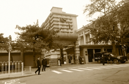 京西宾馆的大门只有门牌号，没有标识，大院西门设有岗哨和接待室，哨兵会逐一检查入内的人员及车辆。(网络图片)
