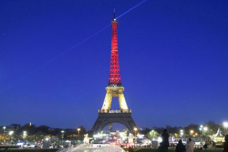 3月22日晚，巴黎埃菲尔铁塔亮起比利时国旗的颜色。（AFP/Getty Images）