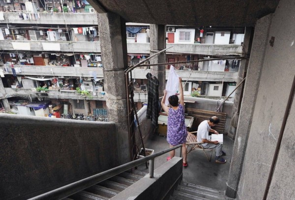 一名居民在两节楼梯连接处晾晒衣物。(网络图片) 一名居民在两节楼梯连接处晾晒衣物。(网络图片)