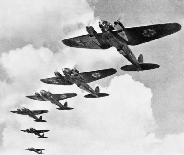 1940年在伦敦上空的德国HE111轰炸机(网络图片)