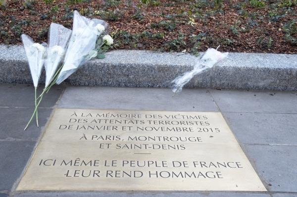 1月8日巴黎市长伊达尔戈（前排左）法国总统奥朗德（前排中）和法国总理瓦尔斯（前排右）在巴黎共和国广场的悼念仪式上。（AFP/Getty Images)
