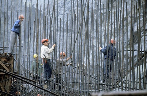 工人们 用钢筋拉结， 建造三峡大坝。 (123RF)