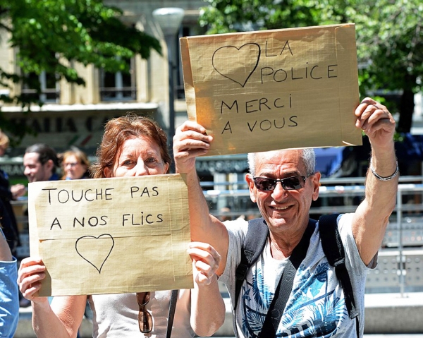 5月18日的警察抗议游行遍布法国60多个城市，很多民众走上街头表示对警察的支持。图为法国马赛市民手举“不要动我的警察”和“我爱警察，谢谢你们”的口号。（AFP/