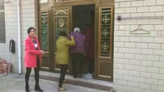 经过调解,老人最后得以回到家中。(视频截图) 经过调解,老人最后得以回到家中。(视频截图)