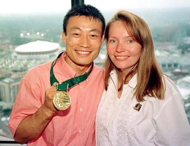 1996年,李东华在亚特兰大奥运会上夺得鞍马冠军,举起金牌与妻子合照。 1996年,李东华在亚特兰大奥运会上夺得鞍马冠军,举起金牌与妻子合照。