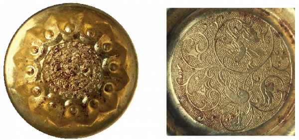金碗内部(左),圈足内双鸾蔓草纹(右)。 金碗内部(左),圈足内双鸾蔓草纹(右)。