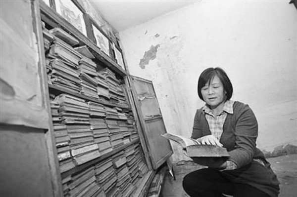 林道志先生的外孙媳罗雪琴展示当年保留的几大柜子书籍。（ 网络图片）