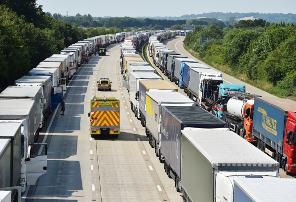 英格兰东南肯特郡通往多佛港的M20高速公路上已经连续两星期呈现货运卡车长龙。（AFP/ GettyImages）