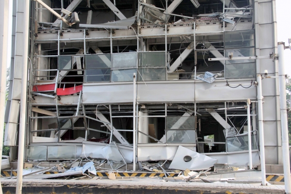 在大爆炸中，附近的一栋大楼几乎被完全摧毁。（Getty Images）