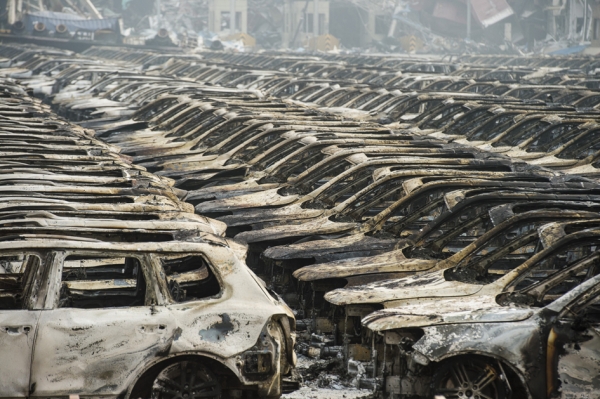 天津大爆炸现场被毁坏的汽车(AFP/Getty Images)