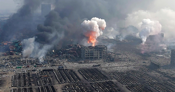 2015年8月13日，天津大爆炸事故现场浓烟密布。（网络图片）
