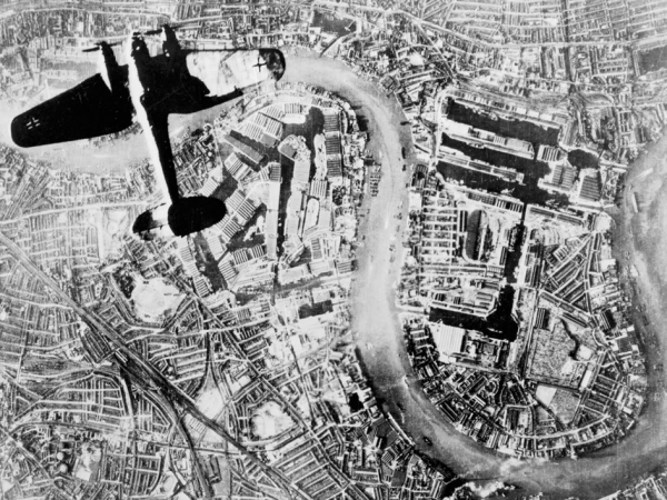 伦敦上空的德国轰炸机(网络图片)