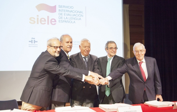从左至右，Salamanca大学校长Daniel Hernández Ruipérez、墨西哥自治大学外国人教育中心主任Roberto Castañón、西班牙