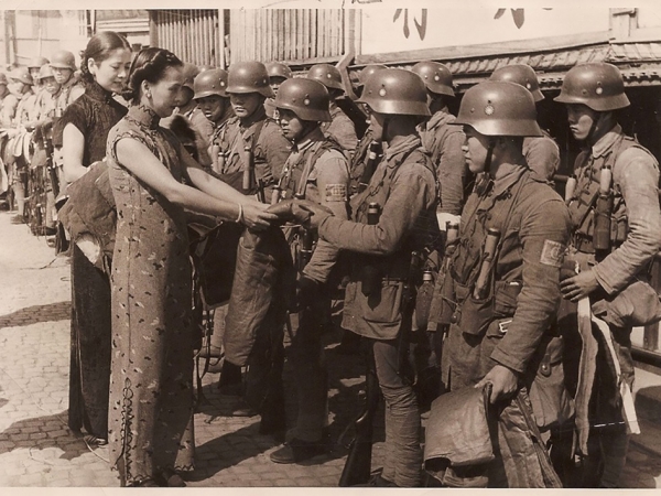 1937年淞沪抗战期间妇女部慰问国民革命军青年士兵。(网络图片)