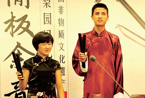 在郑州录制河南坠子传统唱段的盲人亲姐弟想通过媒体寻找自己的亲生父母。（网络图片）