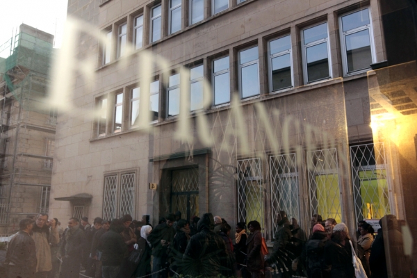 法国卡昂市市警察局门口排队等待的移民。（AFP/Getty Images）