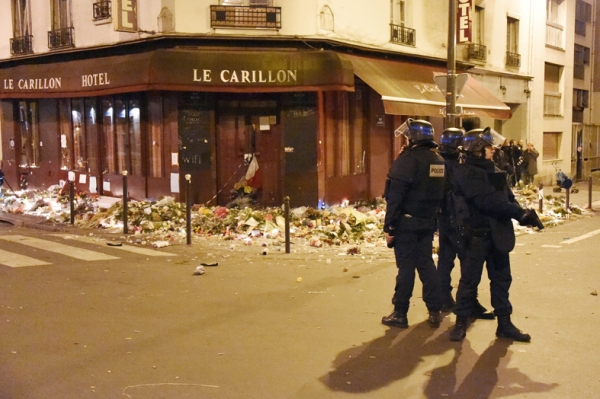 警察在遭受恐怖袭击的Le Carillon酒吧外守卫。(AFP/Getty Images)