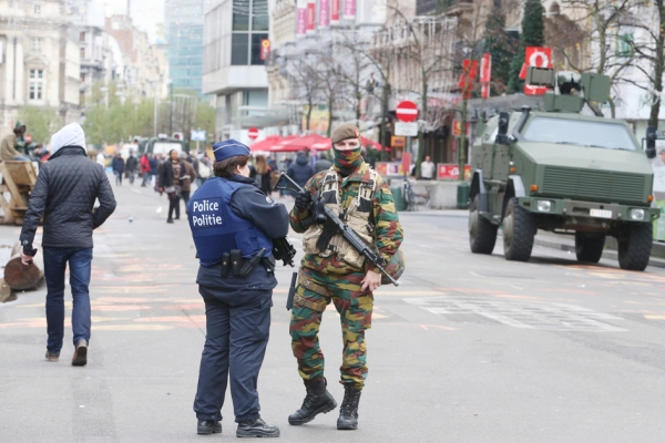 导致130人死亡的巴黎恐怖袭击发生一个星期后，11月21日，比利时宣布提升恐怖预警级别，因为获得“一个类似巴黎形式”的袭击极有可能发生的情报。21日，比利时首都