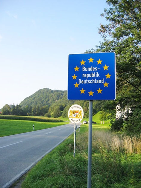 图为德国与奥地利之间的边境，没有一般国界上设有边境检查站及围栏等阻隔设施，而仅立有欢迎指示牌。(维基百科)