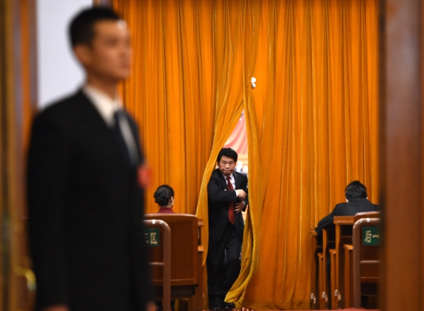 曾庆红前秘书施芝鸿突然转向，发表挺习近平的言论，或为切割曾庆红做准备。（AFP/Getty Images）