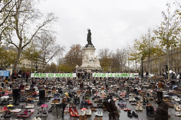 巴黎气候大会的前一天，由于法国警方因安全原因取消原定在巴黎举行的集会和游行，生态环保等非政府组织和民间人士于11月29日将鞋子摆满巴黎共和国广场。（AFP/Ge