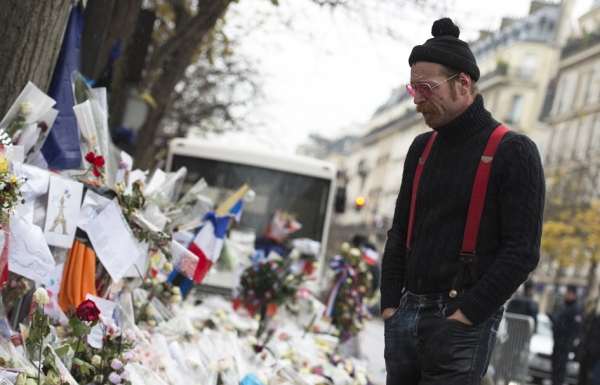 死亡金属之鹰主唱Jesse Hughes重返巴黎演出，并回到巴塔克兰剧院悼念遇难者，面对真正的死亡，痛苦落泪。（AFP/Getty Images)