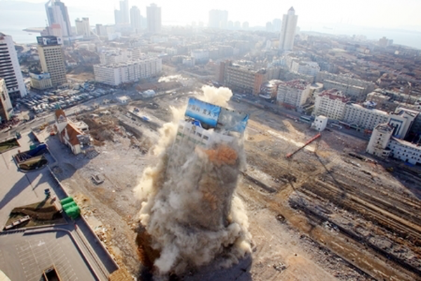 2007年1月7日，只有16年历史的青岛铁道大厦被爆破拆除。（网络图片）