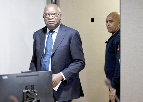 西非国家科特迪瓦前总统巴博（左）28日在荷兰海牙国际刑事法院出庭受审，他被指控在2010年总统选举后的武装冲突中犯下反人类罪。（AFP/Getty Images