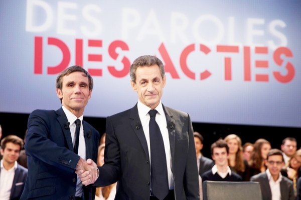 2月4日，法国共和党主席、前法国总统萨科齐（右）参加法国2台电视节目。（AFP/Getty Images）