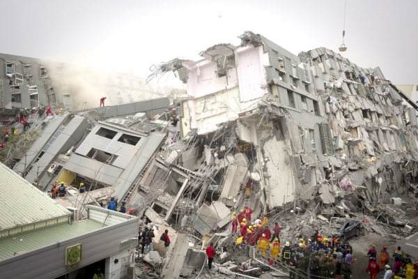 台南市永康区倒塌的维冠大楼现场。(Getty Images)