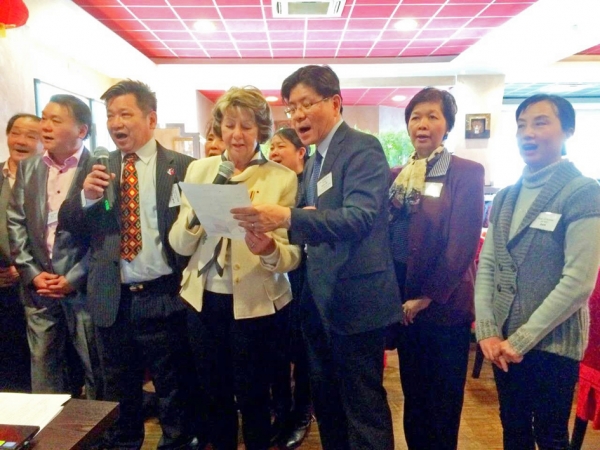 詹致远教授（左三），中华民国驻法代表张铭忠（右三），法国前参议院副院长巴蓬女士（中），罗强（左二）。
