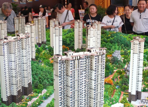 购房者在参观湖北省宜昌市的一个房交会。(Getty Images）