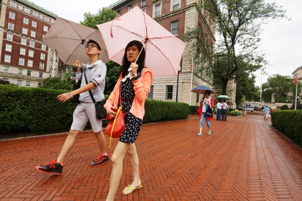 赴美留学的门槛对中国学生有所提高。图为美国校园内的学生。（Getty Images）