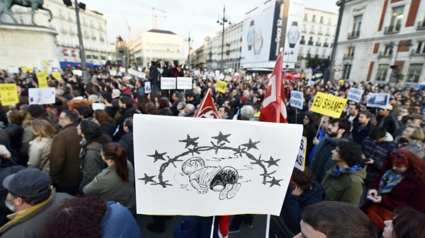 3月16日，西班牙民众在马德里抗议欧盟、土耳其签署的难民协议。（AFP/Getty Images）