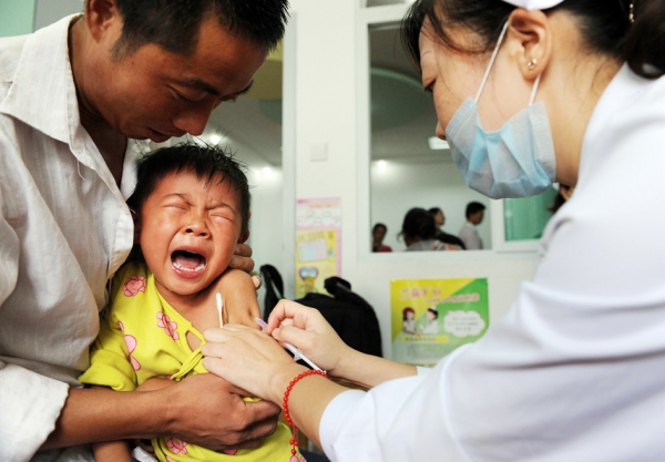 山东问题疫苗案近期被媒体曝光后，引起各界愤怒。图为家长们在排队为孩子接种疫苗。（Getty Images）