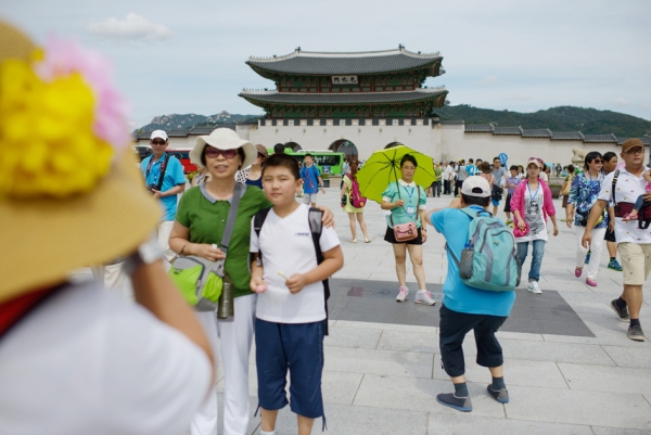 在首尔景福宫前照相留念的中国游客。（Getty Images）