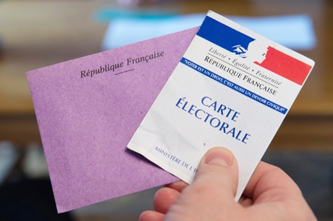 法国选举卡（右）（AFP/Getty Images）