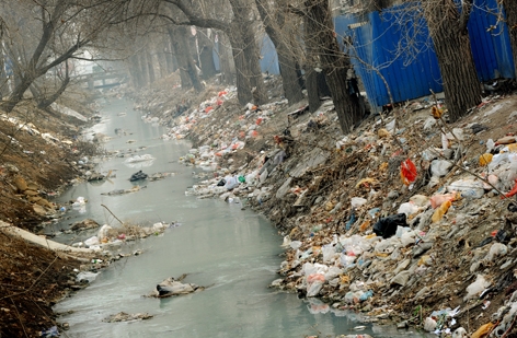 图为北京郊区的一段被充满了垃圾的河道。（Getty Images）