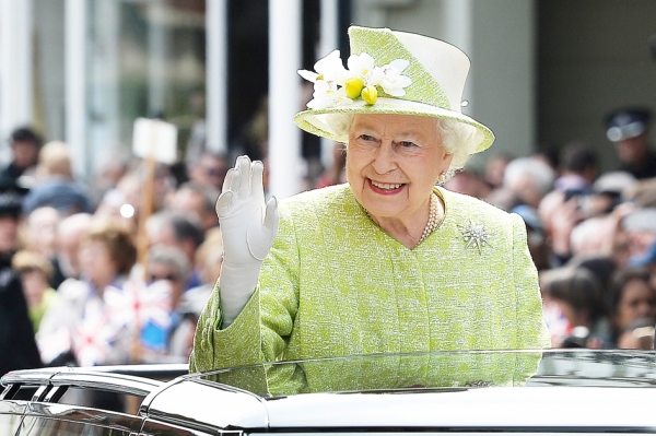 4月21日，英国女王伊丽莎白二世在伦敦温莎向祝福她90大寿的民众招手致意。（AFP/Getty Images）