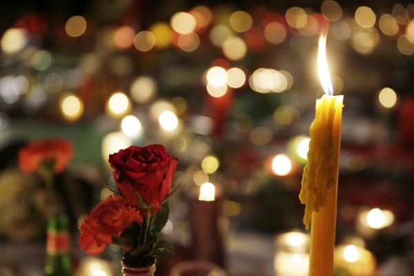 3月份，人们用蜡烛和鲜花等纪念恐袭遇难者。（AFP/Getty Images）