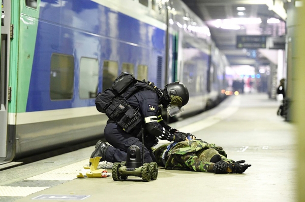 宪兵特种队（GIGN）、黑豹突击队（Raid）与搜寻介入队（BRI）的成员，在巴黎蒙巴纳斯车站进行反恐模拟行动。(AFP/Getty Image)