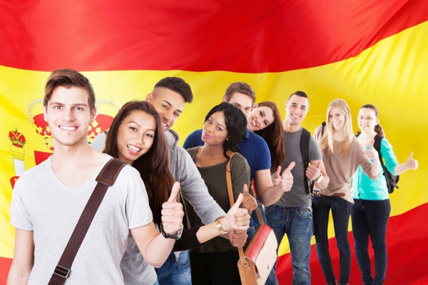 不同族裔学生在西班牙国旗前竖起大拇指，表示赞扬。（123RF）