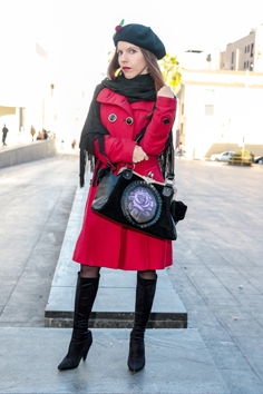 西班牙街头，一位女孩穿着芒果品牌红色大衣。（Getty Images）