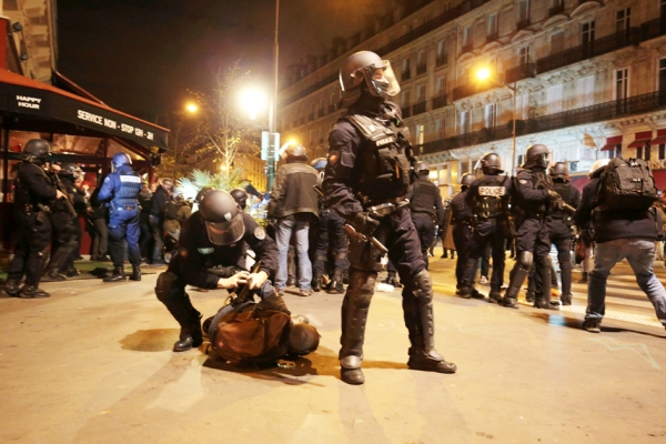 法国警方4月29日在巴黎共和国广场上清理现场。（AFP/Getty Images）